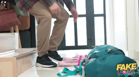 Llego al hostal con mi novio pero veo a una chica muy guapa ...