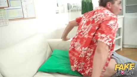 Le gérant de l'auberge se masturbe pendant qu'on le mange.