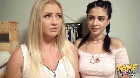 Le gérant de l'auberge se masturbe pendant qu'on le mange.