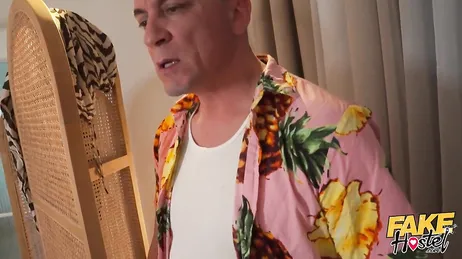 El dueño del hostal es un mirón pervertido, como le gusta espiar a las tías