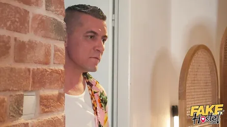 El dueño del hostal es un mirón pervertido, como le gusta espiar a las tías