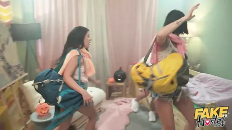 Mi novio tiene polla de sobra para mí y para mi mejor amiga