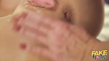 Deux femmes mûres se livrent à des comportements coquins dans l'intimité d'une chambre d'hôtel.