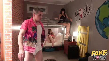 No pensé que mi amiga y yo acabaríamos folladas en el hostal !!