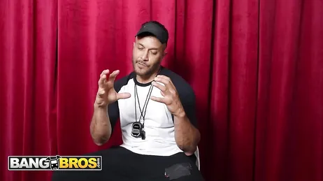 Aspettano il loro turno per dimostrare il proprio valore in un casting porno XXX.