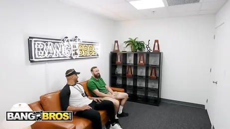 Aspettano il loro turno per dimostrare il proprio valore in un casting porno XXX.