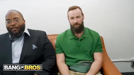 Aspettano il loro turno per dimostrare il proprio valore in un casting porno XXX.