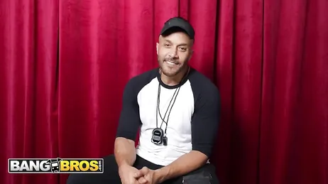 Aspettano il loro turno per dimostrare il proprio valore in un casting porno XXX.