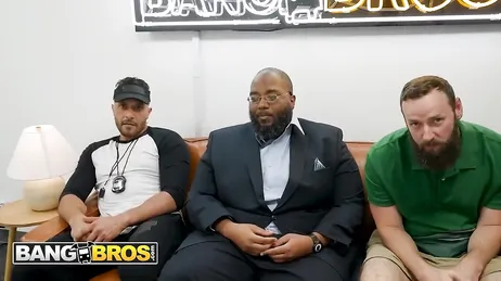 Aspettano il loro turno per dimostrare il proprio valore in un casting porno XXX.