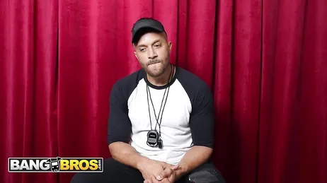 Aspettano il loro turno per dimostrare il proprio valore in un casting porno XXX.