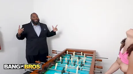 Empieza por los pies pero mirar lo que tiene la tía entre las piernas !!