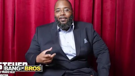 Empieza por los pies pero mirar lo que tiene la tía entre las piernas !!