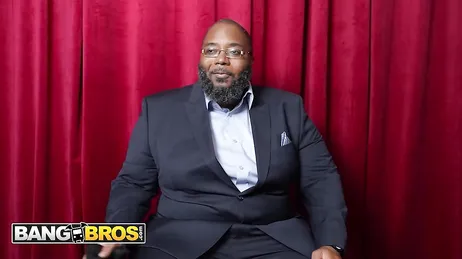 Empieza por los pies pero mirar lo que tiene la tía entre las piernas !!