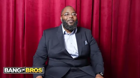 Empieza por los pies pero mirar lo que tiene la tía entre las piernas !!