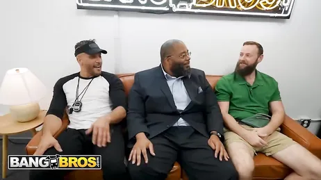 Empieza por los pies pero mirar lo que tiene la tía entre las piernas !!