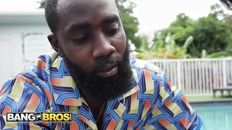 Il mio vicino di colore non si trattiene; mi tocca la vagina mentre mio marito è in casa.