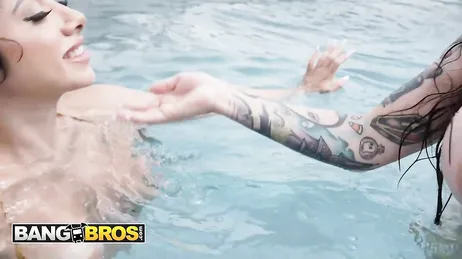 Los maridos trabajando y ellas enseñando las tetas en la piscina