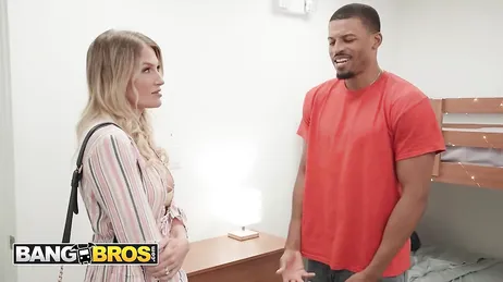 Mamá le cobra el alquiler de la habitación al muchacho con sexo !!