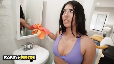 Die Putzfrau scheint es satt zu haben, so viel zu putzen...