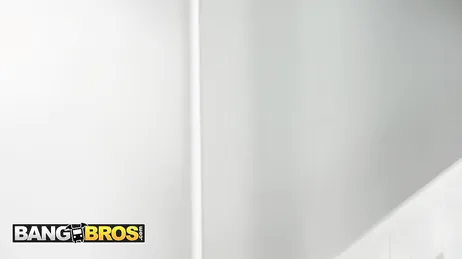 Meine Frau ist gerade nach Hause gekommen und ich störe ihre Freundin!