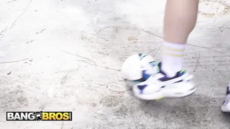 El jovencito no sabe que hacer con las enormes tetas que tiene esta mamá