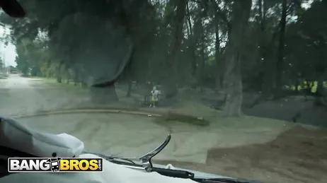 Vi erbjuder Katee V pengar för att hon ska sätta sig i vår skåpbil och hon accepterar.