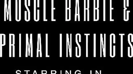Meine Trainingspartnerin weiß sehr gut, wie sie ihre beiden Löcher weiten muss, um sie zu essen.