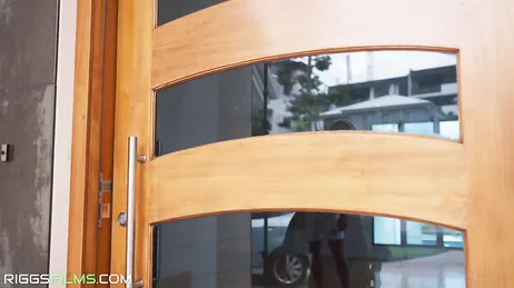 Meine Trainingspartnerin weiß sehr gut, wie sie ihre beiden Löcher weiten muss, um sie zu essen.