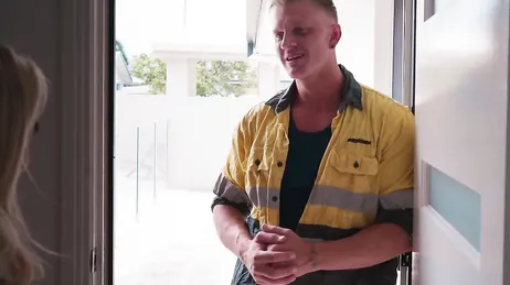 Mamá no se corta, le entrega su entrepierna al chico de mantenimiento