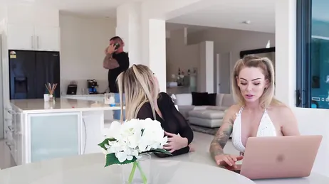 Ich frage meine Schwester und ihren Mann, ob wir einen Dreier haben sollten.