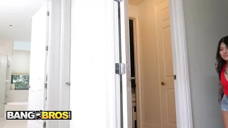 I pantaloncini della mia figliastra sono così corti che si vede tutta la sua figa, dannazione!!