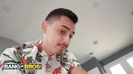 Min tjocka granne sitter på mitt ansikte, hon vill att jag ska äta det, såklart...