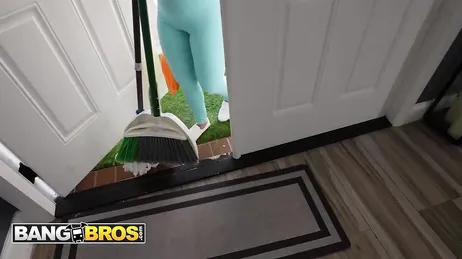 Elle se déshabille pour nettoyer la baignoire à fond, et bien sûr, regardez-moi cette chatte magnifique !