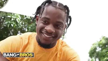 Es scheint, als ob die wunderschöne Cali Sweets Gefallen an diesem jungen schwarzen Mann gefunden hat...