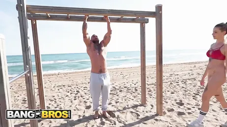 A espanhola não se contém, ela vai dormir com aquele cara na praia!!