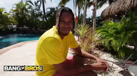 Mamma går ner för att sola och hon letar också efter en stor kuk!!