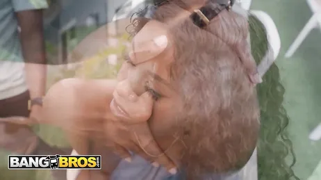 Por qué mi vecina negra es tan guarra? todo el día comiendo polla