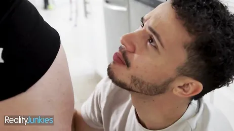 Hijo, te he dicho que no, si nos pilla tú padre follando me mata .. !!