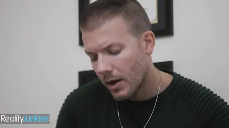 È una donna troppo per un giovane così innocente; lo lascerà nei guai!