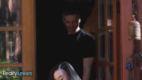 Ama de casa asiática se liga y se folla a ese apuesto hombre casado