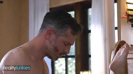 Ama de casa asiática se liga y se folla a ese apuesto hombre casado