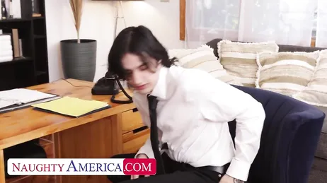 Che porco, si è nascosto per guardare il cavallo di quella mamma!!