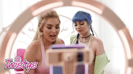 Jovencitas gratis se comen el coño en su videochat porno gratis xXx