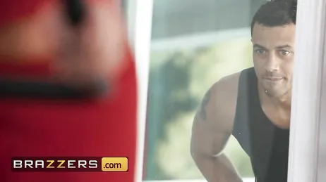 Maman lui prend la tête et la rapproche de sa chatte déjà mouillée...