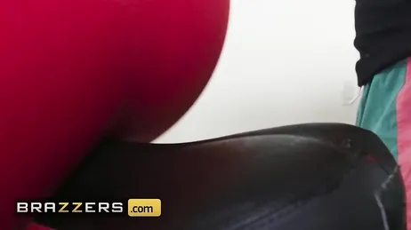 Maman lui prend la tête et la rapproche de sa chatte déjà mouillée...