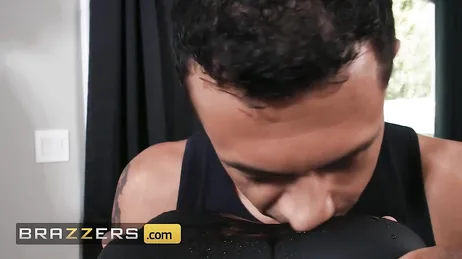 Maman lui prend la tête et la rapproche de sa chatte déjà mouillée...