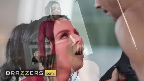 Maman lui prend la tête et la rapproche de sa chatte déjà mouillée...