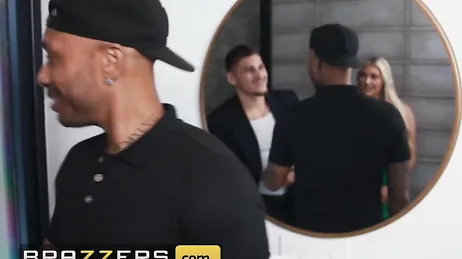 Die Mutter weiß, dass der Freund ihrer Tochter gerade ihre Beine und ihren Po anstarrt.