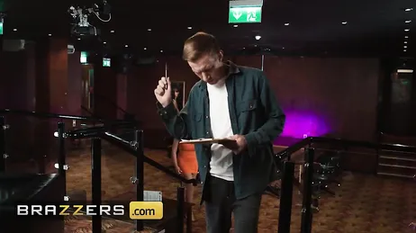 La mamma fa sesso nella zona VIP della discoteca con un uomo ben dotato.