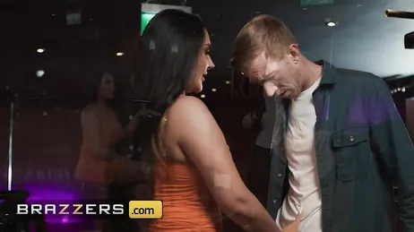 La mamma fa sesso nella zona VIP della discoteca con un uomo ben dotato.